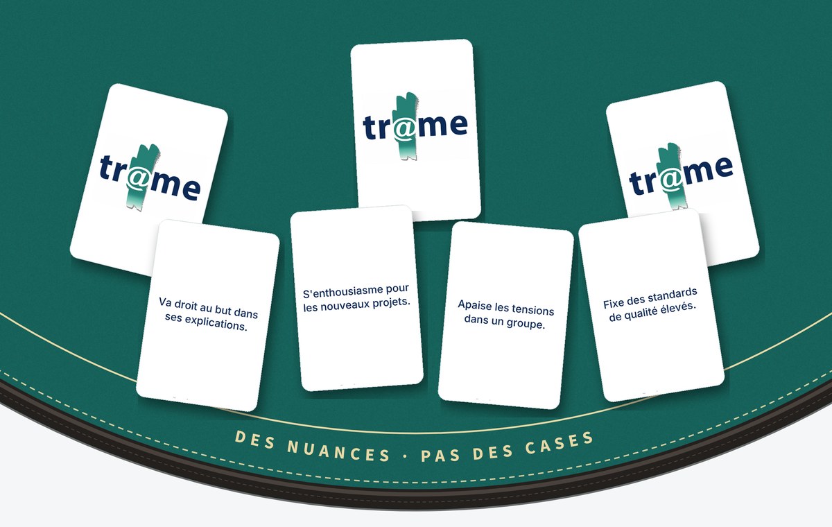Cartes du Nuancier de Tr@me posées sur un tapis de jeu vert
